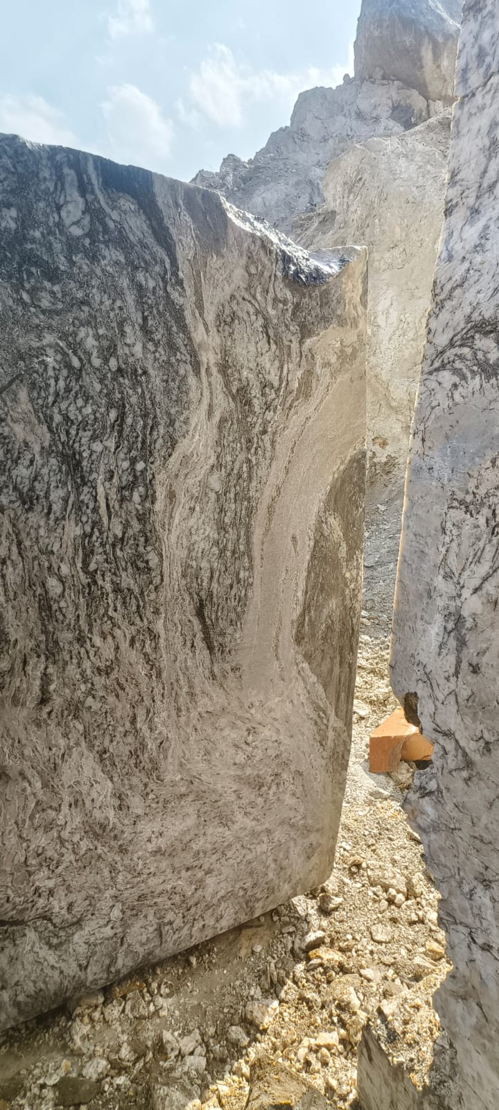 Calibrated sandstone slabs